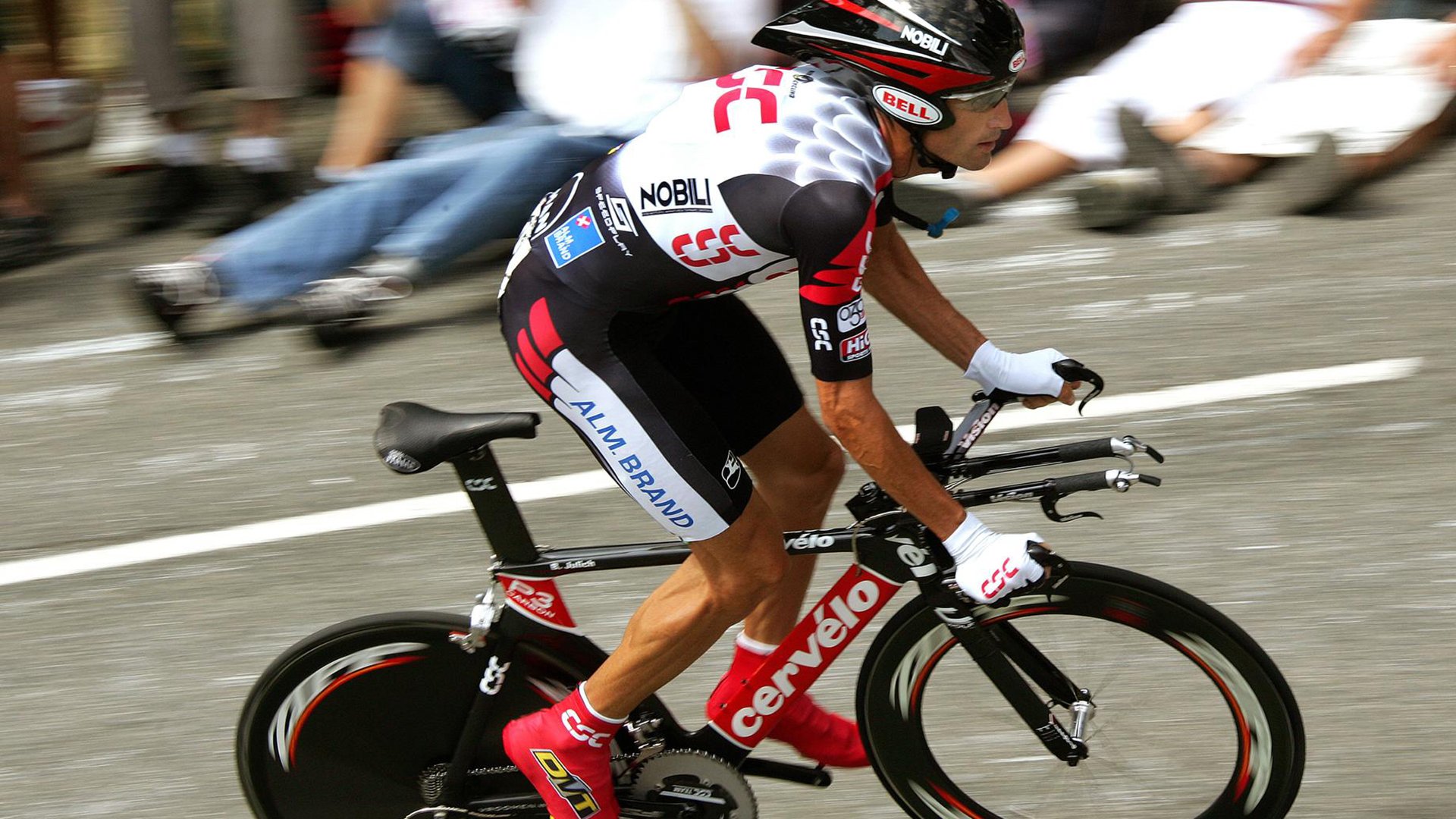 职业球员参与社会公益活动树立良好社会形象